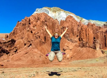 Mujer saltando en el valle del arco iris, Chile: una imagen de la alegría y la belleza de la naturaleza